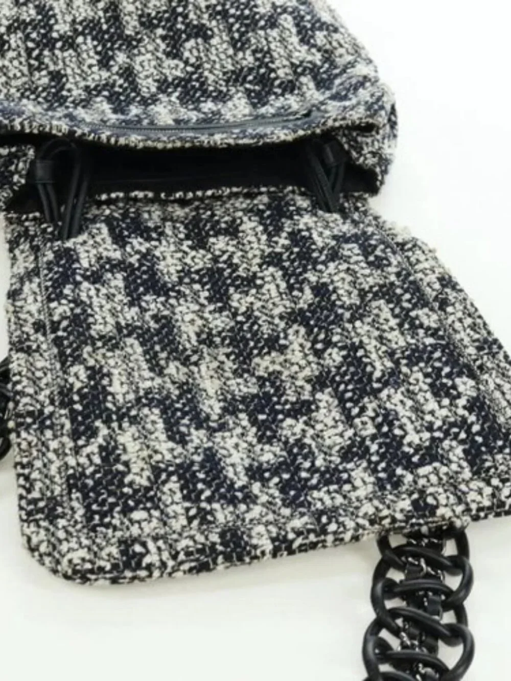 CHANEL Chain Shoulder Bag tweed White Black CC Auth bs33641V
